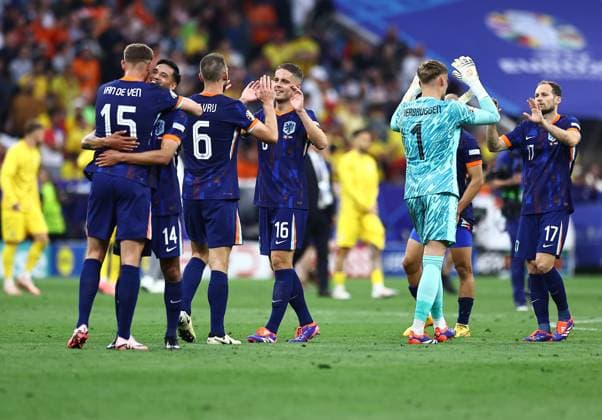 Players of Netherlands celebrate at full time Romania v Netherlands, UEFA European Championship, EM, Europameisterschaft 2024, Round of 16, Football, Munich Football Arena, Munich, Germany - 02 Jul 2024 EDITORIAL USE ONLY No use with unauthorised audio, video, data, fixture lists, club league logos or live services. Online in-match use limited to 120 images, no video emulation. No use in betting, games or single club league player publications. Copyright: xMichaelxZemanek Shutterstockx 14566637cb