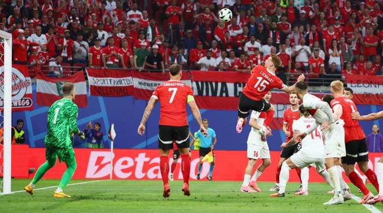 Oesterreich Tuerkei UEFA EURO 2024 Leipzig, 02 07 2024, Leipzig Stadium, Fußball, UEFA EURO 2024 Germany , Achtelfinale , Österreich AUT vs Türkei TUR , Im Bild Torchance Österreich Kopfball von Philipp Lienhart 15, AUT , Nur für journalistische Zwecke Only for editorial use , UEFA Êregulations prohibit any use of photographs as image sequences and or quasi video ,