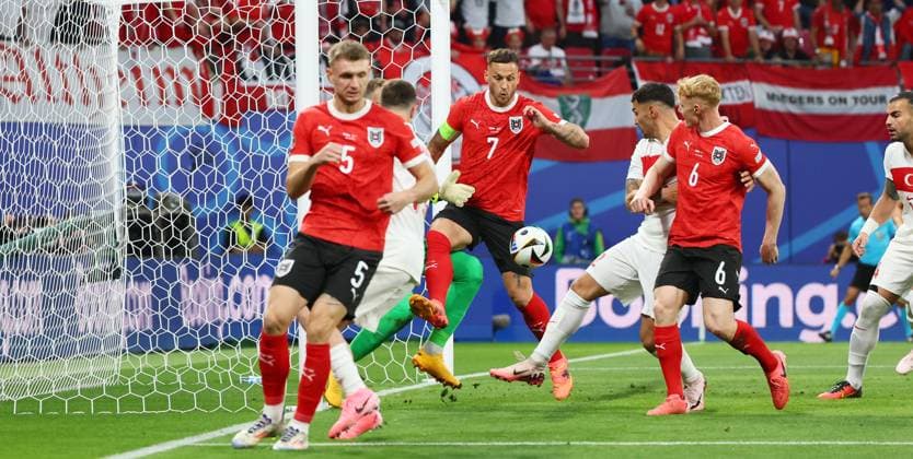 Oesterreich Tuerkei UEFA EURO 2024 Leipzig, 02 07 2024, Leipzig Stadium, Fußball, UEFA EURO 2024 Germany , Achtelfinale , Austria AUT vs Turkey TUR , Im Bild Eckball Österreich Marko Arnautovic 7, AUT , Nicolas Seiwald 6, AUT verpassen , Nur für journalistische Zwecke Only for editorial use , UEFA Êregulations prohibit any use of photographs as image sequences and or quasi video ,