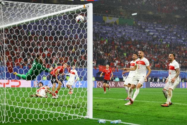 Sport Bilder des Tages Mert Günok of Türkiye saves a last minute header of Christoph Baumgartner of Austria Austria v Turkiye, UEFA European Championship, EM, Europameisterschaft 2024, Round of 16, Football, Leipzig Stadium, Leipzig, Germany - 02 Jul 2024 EDITORIAL USE ONLY No use with unauthorised audio, video, data, fixture lists, club league logos or live services. Online in-match use limited to 120 images, no video emulation. No use in betting, games or single club league player publications. Copyright: xKieranxMcManus Shutterstockx 14566650by