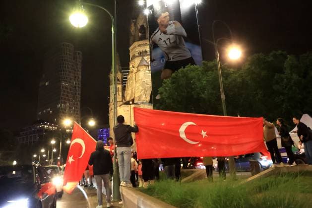 DEU, FIFA, EM 2024, Turks, fans celebrate, 02 07 2024, Kaiser Wilhelm Gedaechtnis Kirche, Berlin, DEU, FIFA, EM 2024, Turks, fans celebrate, in picture Turkish fans celebrate Photo Juergen Engler nordphoto GmbH nordphotoxGmbHx xEngler nph00076