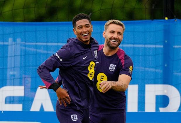 Jude Bellingham and Luke Shaw of England having a laugh England Training & press conference, PK, Pressekonferenz UEFA European Championship, EM, Europameisterschaft 2024, Quarter Final, Football, Spa & Golf Resort Weimarer Land, Blankenhain, Germany, 03 Jul 2024 EDITORIAL USE ONLY No use with unauthorised audio, video, data, fixture lists, club league logos or live services. Online in-match use limited to 120 images, no video emulation. No use in betting, games or single club league player publications. Copyright: xDavexShopland Shutterstockx 14568226ad