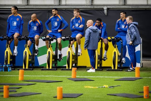 WOLFSBURG - Virgil van Dijk, Donyell Malen, Cody Gakpo, Bart Verbruggen, Steven Bergwijn, Tijjani Reijnders and national coach Ronald Koeman during a training session of the Dutch national team, Nationalteam at the AOK Stadium on July 3, 2024 in Wolfsburg, Germany. The Dutch national team is preparing for the Quarter-finals of the European Football Championship in Germany against Turkey. ANP KOEN VAN WEEL UEFA EURO, EM, Europameisterschaft,Fussball 2024 2024 xVIxANPxSportx xxANPxIVx 502692711 originalFilename: 502692711.jpg