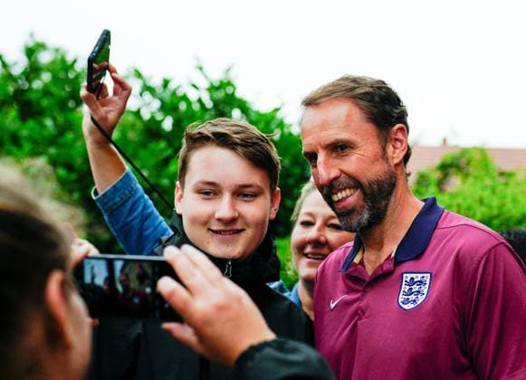 Gareth Southgate manager of England with fans outside media centre England press conference, PK, Pressekonferenz UEFA European Championship, EM, Europameisterschaft 2024, Quarter Final, Football, Spa & Golf Resort Weimarer Land, Blankenhain, Germany, 04 Jul 2024 EDITORIAL USE ONLY No use with unauthorised audio, video, data, fixture lists, club league logos or live services. Online in-match use limited to 120 images, no video emulation. No use in betting, games or single club league player publications. Copyright: xDavexShopland Shutterstockx 14568238a