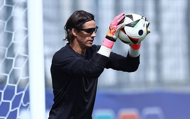 EURO 2024, Nationalteam Schweiz Training Yann Sommer of Switzerland wearing sunglasses in the training session Switzerland Training, UEFA European Championship, EM, Europameisterschaft 2024, Quarter Final, Football, Stadion auf der Waldau, Stuttgart, Germany, 05 Jul 2024 EDITORIAL USE ONLY No use with unauthorised audio, video, data, fixture lists, club league logos or live services. Online in-match use limited to 120 images, no video emulation. No use in betting, games or single club league player publications. Copyright: xMichaelxZemanek Shutterstockx 14571352n