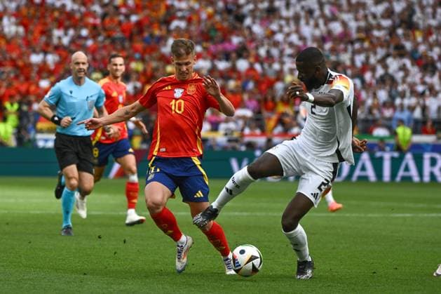 05 07 2024, xpsx, Football EM 2024 1 4 Final, Germany Spain emspor, v l Dani Olmo Spain, 10 , Antonio Ruediger Rüdiger, Germany, 2 duel, duel, fight, tackle DFL DFB REGULATIONS PROHIBIT ANY USE OF PHOTOGRAPHS as IMAGE SEQUENCES and or QUASI VIDEO Stuttgart