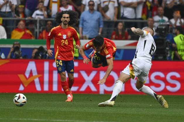 05 07 2024, xpsx, Football EM 2024 1 4 Final, Germany Spain emspor, v l Marc Cucurella Spain, 24 , Pedri Spain, 20 , Toni Kroos Germany, 8 duel, duel, fight, tackle DFL DFB REGULATIONS PROHIBIT ANY USE OF PHOTOGRAPHS as IMAGE SEQUENCES and or QUASI VIDEO Stuttgart