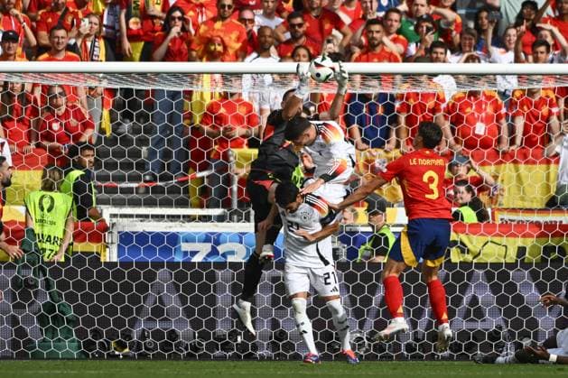 05 07 2024, xpsx, Football EM 2024 1 4 Final, Germany Spain emspor, v l Unai Simon Spain vs Kai Havertz Germany, 7 parade, holds the ball, catches the ball, parries duel, duel, fight, tackle DFL DFB REGULATIONS PROHIBIT ANY USE OF PHOTOGRAPHS as IMAGE SEQUENCES and or QUASI VIDEO Stuttgart