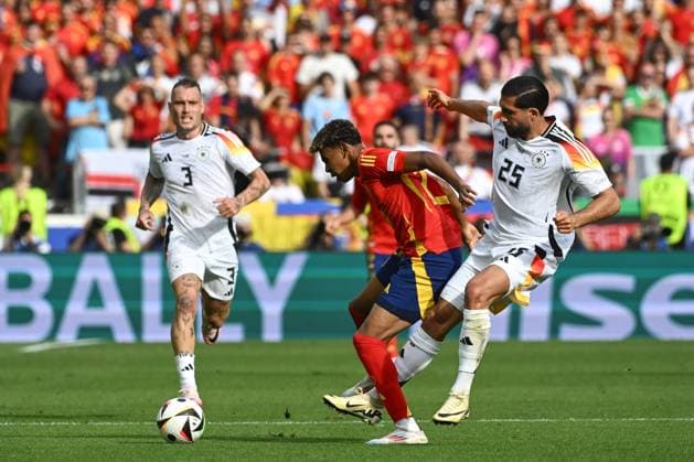 05 07 2024, xpsx, Football EM 2024 1 4 Final, Germany Spain emspor, v l David Raum Germany, 3 , Lamine Yamal Spain, 19 , Emre Can Germany, 25 duel, fight, tackle DFL DFB REGULATIONS PROHIBIT ANY USE OF PHOTOGRAPHS as IMAGE SEQUENCES and or QUASI VIDEO Stuttgart