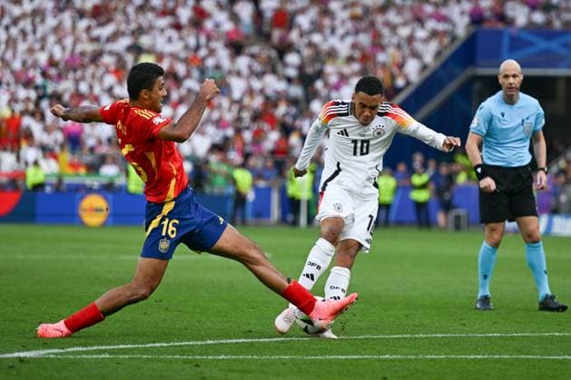 05 07 2024, xpsx, Football EM 2024 1 4 Final, Germany Spain emspor, v l Rodri Spain, 16 , Jamal Musiala Germany, 10 duel, duel, fight, tackle DFL DFB REGULATIONS PROHIBIT ANY USE OF PHOTOGRAPHS as IMAGE SEQUENCES and or QUASI VIDEO Stuttgart