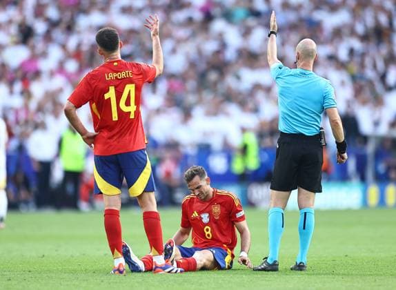 Fabian Ruiz of Spain sits on the floor with an injury Spain v Germany, UEFA European Championship, EM, Europameisterschaft 2024, Quarter Final, Football, Stuttgart Arena, Stuttgart, Germany, 05 Jul 2024 EDITORIAL USE ONLY No use with unauthorised audio, video, data, fixture lists, club league logos or live services. Online in-match use limited to 120 images, no video emulation. No use in betting, games or single club league player publications. Copyright: xMichaelxZemanek Shutterstockx 14571380ct
