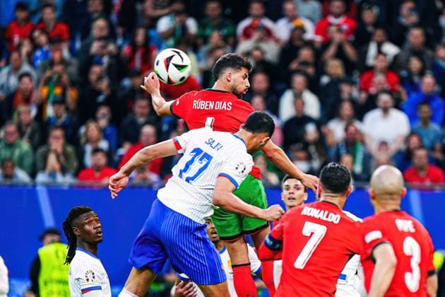 Header duel aerial duel William Saliba France, 17 , Ruben Dias Portugal, 04 GER, Portugal vs France, European Football Championship, UEFA Euro 2024, quarter-finals, 05 07 2024 GER, Portugal vs France, European Football Championship, UEFA Euro 2024, quarter-finals, 05 07 2024 Hamburg Copyright: xEibner-Pressefoto MarcelxvonxFehrnx EP_MFN