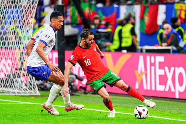 William Saliba France, 17 , Bernado Silva Portugal, 10 GER, Portugal vs France, European Football Championship, UEFA Euro 2024, quarter-finals, 05 07 2024 GER, Portugal vs France, European Football Championship, UEFA Euro 2024, quarter-finals, 05 07 2024 Hamburg Copyright: xEibner-Pressefoto MarcelxvonxFehrnx EP_MFN