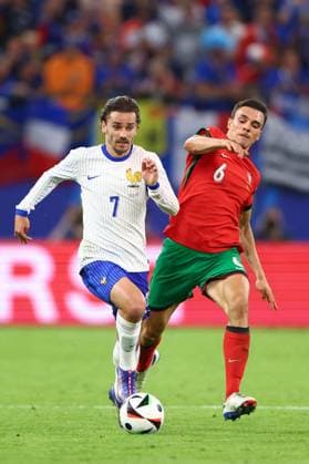 Antoine Griezmann of France and Joao Palhinha of Portugal Portugal v France, UEFA European Championship, EM, Europameisterschaft 2024, Quarter Final, Football, Volksparkstadion, Hamburg, Germany, 05 Jul 2024 EDITORIAL USE ONLY No use with unauthorised audio, video, data, fixture lists, club league logos or live services. Online in-match use limited to 120 images, no video emulation. No use in betting, games or single club league player publications. Copyright: xKieranxMcManus Shutterstockx 14571382bm