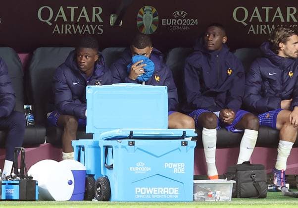 - Portugal v France, UEFA EURO, EM, Europameisterschaft,Fussball 2024, Quarter Final, Hamburg Football Stadium, Hamburg, Germany - 5th July 2024. Kylian Mbappe of France sits on the subs bench holding a ice pack on his broken nose after being taken off injured. - Portugal v France, UEFA Euro 2024, Quarter Final, Hamburg Football Stadium, Hamburg, Germany - 5th July 2024. Hamburg Hamburg Football Stadium Germany Copyright: xDanxWeirx CP_Portugal_France_18