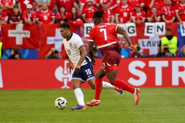 Jude Bellingham England, 10 on the ball, next to Breel Embolo Switzerland, 07 , Football, UEFA , European Championship, Quarterfinal 2024, England vs Switzerland, 06 07 2024, Duesseldorf Arena, Duesseldorf, Germany Duesseldorf Duesseldorf Arena Nordrhein Westfalen Germany Copyright: xGrantxHubbsx