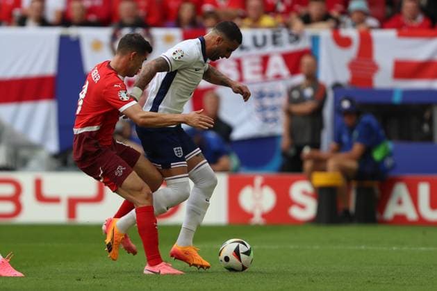 Remo Freuler Switzerland and Kyle Walker England battle for the ball, UEFA EURO 2024 Quarter final, England vs Switzerland, Arena Dusseldorf on July 06, 2024 in Dusseldorf, Germany Photo by Oliver Kaelke DeFodi Images Remo Freuler Switzerland and Kyle Walker England battle for the ball, UEFA EURO 2024 Quarter final, England vs Switzerland, Arena Dusseldorf on July 6, 2024 in Dusseldorf, Germany Photo by Oliver Kaelke DeFodi Images Defodi 678 2024 07 06 OK ENGSUI 0945 Defodi-678
