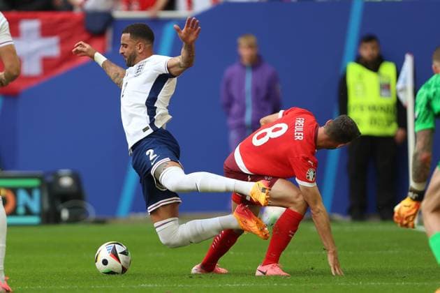 Kyle Walker England and Remo Freuler Switzerland battle for the ball, UEFA EURO 2024 Quarter final, England vs Switzerland, Arena Dusseldorf on July 06, 2024 in Dusseldorf, Germany Photo by Oliver Kaelke DeFodi Images Kyle Walker England and Remo Freuler Switzerland battle for the ball, UEFA EURO 2024 Quarter final, England vs Switzerland, Arena Dusseldorf on July 6, 2024 in Dusseldorf, Germany Photo by Oliver Kaelke DeFodi Images Defodi 678 2024 07 06 OK ENGSUI 0958 Defodi-678