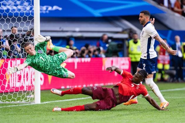 GER, Euro 2024, Quarter-final quarter-finals, England ENG vs Switzerland SUI 06 07 2024, MERKUR SPIEL ARENA, Düsseldorf, GER, Euro 2024, Quarter-final quarter-finals, England ENG vs Switzerland SUI In the picture Goal to 1 0 for Switzerland Switzerland SUI by Breel Embolo Switzerland Switzerland SUI, 7 Jordan Pickford England GBR, 1 Kyle Walker England GBR, 2 nordphotoxGmbHxx xChristianxSchulze nph000300