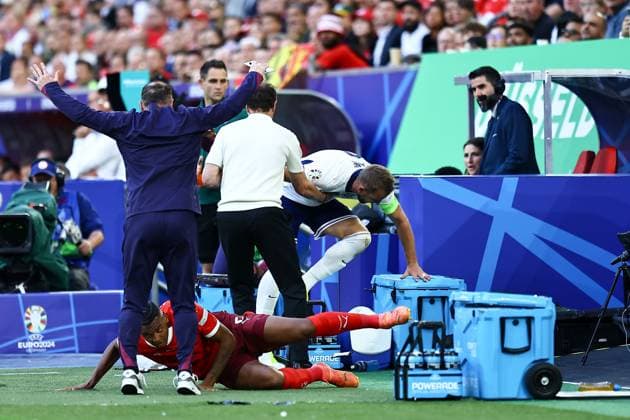 Harry Kane of England appears to fall over and England manager Gareth Southgate tries to stop them England v Switzerland, UEFA European Championship, EM, Europameisterschaft 2024, Quarter Final, Football, Dusseldorf Arena, Dusseldorf, Germany, 06 Jul 2024 EDITORIAL USE ONLY No use with unauthorised audio, video, data, fixture lists, club league logos or live services. Online in-match use limited to 120 images, no video emulation. No use in betting, games or single club league player publications. Copyright: xMichaelxZemanek Shutterstockx 14571385cx