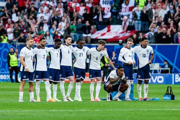 UEFA EURO 2024 England Switzerland 06 07 2024 The tense England national team during the penalty shoot-out Luke Shaw England, 3 , Kyle Walker England, 2 , Bukayo Saka England, 7 , Declan Rice England, 4 , Eberechi Eze England, 21 , John Stones England, 5 , Ivan Toney England, 17 , Cole Palmer England, 24 , Jude Bellingham England, 10 UEFA EURO 2024 England Switzerland Düsseldorf Arena, Düsseldorf on 06 07 2024 Copyright: xBEAUTIFULxSPORTS Wunderlx