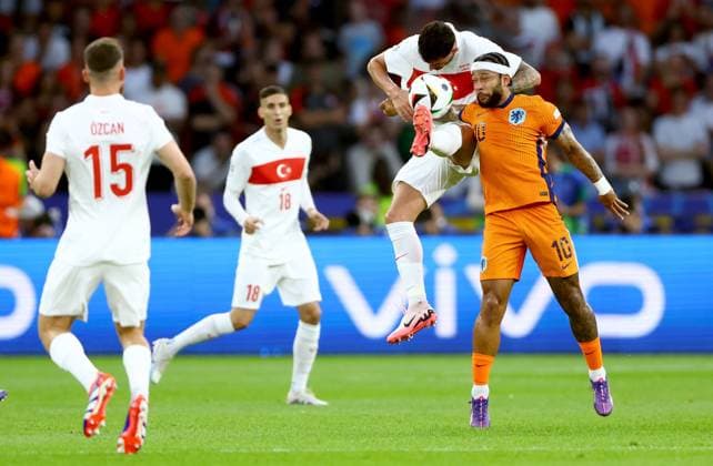 Samet Akaydin of Türkiye and Memphis Depay of Netherlands Netherlands v Turkiye, UEFA European Championship, EM, Europameisterschaft 2024, Quarter Final, Football, Olympiastadion, Berlin, Germany, 06 Jul 2024 EDITORIAL USE ONLY No use with unauthorised audio, video, data, fixture lists, club league logos or live services. Online in-match use limited to 120 images, no video emulation. No use in betting, games or single club league player publications. Copyright: xKieranxMcManus Shutterstockx 14571393z