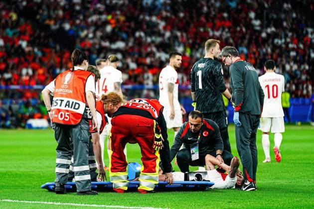 Injury Samet Akaydin Turkey, 04 GER, Netherlands vs Turkey, European Football Championship, UEFA Euro 2024, quarter-final, 06 07 2024 GER, Netherlands vs Turkey, European Football Championship, UEFA Euro 2024, quarter-final, 06 07 2024 Berlin Copyright: xEibner-Pressefoto MarcelxvonxFehrnx EP_MFN