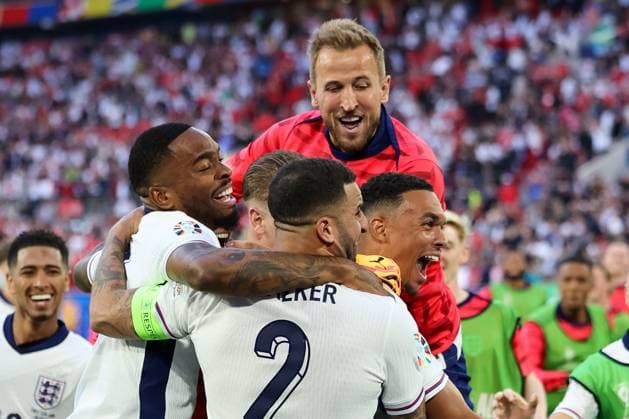 Trent Alexander Arnold England, 08 kicks England into the semi-finals with his penalty kick and wins the match 5 3 n E Cheers, joy with Harry Kane England, 09 and Jude Bellingham England, 10 Jordan Pickford England, 01 and other England players , Football, UEFA , European Championship, Quarter-finals 2024, England vs Switzerland, 06 07 2024, Duesseldorf Arena, Duesseldorf, Germany Duesseldorf Duesseldorf Arena Nordrhein Westfalen Germany Copyright: xGrantxHubbsx
