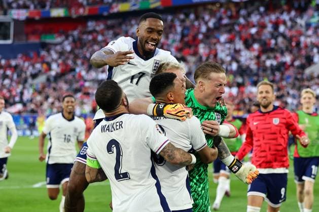 Trent Alexander Arnold England, 08 kicks England into the semi-finals with his penalty and wins the match 5 3 n E Cheers, joy with Harry Kane England, 09 and Jude Bellingham England, 10 Jordan Pickford England, 01 Kyle Walker England, 02 and other England players , Football, UEFA , European Championship, Quarter-finals 2024, England vs Switzerland, 06 07 2024, Duesseldorf Arena, Duesseldorf, Germany Duesseldorf Duesseldorf Arena Nordrhein Westfalen Germany Copyright: xGrantxHubbsx