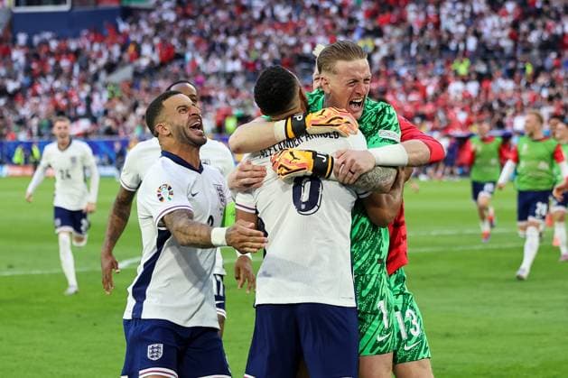 Trent Alexander Arnold England, 08 kicks England into the semi-finals with his penalty and wins the match 5 3 n E Cheers, joy with Harry Kane England, 09 and Jude Bellingham England, 10 Jordan Pickford England, 01 Kyle Walker England, 02 and other England players , Football, UEFA , European Championship, Quarter-finals 2024, England vs Switzerland, 06 07 2024, Duesseldorf Arena, Duesseldorf, Germany Duesseldorf Duesseldorf Arena Nordrhein Westfalen Germany Copyright: xGrantxHubbsx