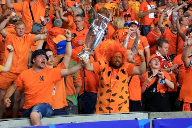 DEU, FIFA, EM 2024, NED vs TUR, 06 07 2024, Berliner Olympiastadion, Berlin, DEU, FIFA, EM 2024, NED vs TUR, in the picture Netherlandsfans, fan block, trophy Photo Juergen Engler nordphoto GmbH nordphotoxGmbHx xEngler nph00076