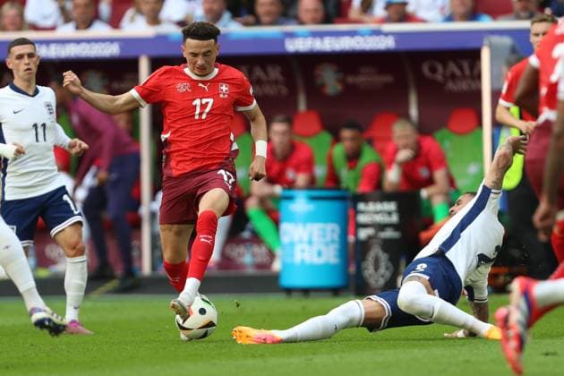 Ruben Vargas Switzerland and Kyle Walker England battle for the ball, UEFA EURO 2024 Quarter final, England vs Switzerland, Arena Dusseldorf on July 06, 2024 in Dusseldorf, Germany Photo by Oliver Kaelke DeFodi Images Ruben Vargas Switzerland and Kyle Walker England battle for the ball, UEFA EURO 2024 Quarter final, England vs Switzerland, Arena Dusseldorf on July 6, 2024 in Dusseldorf, Germany Photo by Oliver Kaelke DeFodi Images Defodi 678 2024 07 06 OK ENGSUI 1198 Defodi-678