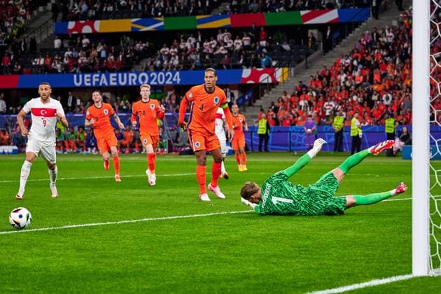 Cenk Tosun Turkey, 09 , Virgil van Dijk Netherlands, 04 , mBart Verbruggen Netherlands, 01 , in front of goal, GER, UEFA Euro 2024, mens football, UEFA EURO 2024, quarter finals, quarter finals, Netherlands vs Turkey, Netherlands vs Tuerkiye, 06 07 2024 GER, UEFA Euro 2024, mens football, UEFA EURO 2024, quarter finals, quarter finals, Netherlands vs Turkey, Netherlands vs Tuerkiye, 06 07 2024 Berlin Copyright: xEibner-Pressefotox xClaudiusxRauchx EP_CRH