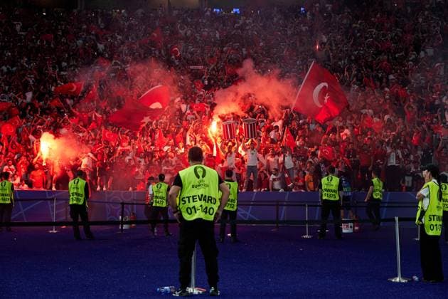 Bengalos Fans Turkey, GER, UEFA Euro 2024, Football Men, UEFA Euro 2024, Quarter finals, Quarter finals, Netherlands vs Turkey, Netherlands vs Tuerkiye, 06 07 2024 GER, UEFA Euro 2024, Football Men, UEFA Euro 2024, Quarter finals, Quarter finals, Netherlands vs Turkey, Netherlands vs Tuerkiye, 06 07 2024 Berlin Copyright: xEibner-Pressefotox xClaudiusxRauchx EP_CRH