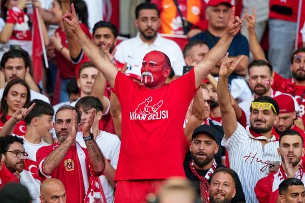 Fans Turkey, Wolfsgruss, GER, UEFA Euro 2024, Football men, UEFA EM 2024, Quarter finals, Quarter finals, Netherlands vs Turkey, Netherlands vs Tuerkiye, 06 07 2024 GER, UEFA Euro 2024, Football men, UEFA EM 2024, Quarter finals, Quarter finals, Netherlands vs Turkey, Netherlands vs Tuerkiye, 06 07 2024 Berlin Copyright: xEibner-Pressefotox xClaudiusxRauchx EP_CRH