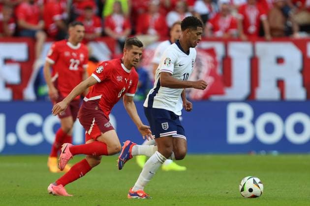 Remo Freuler Switzerland and Jude Bellingham England battle for the ball, UEFA EURO 2024 Quarter final, England vs Switzerland, Arena Dusseldorf on July 06, 2024 in Dusseldorf, Germany Photo by Oliver Kaelke DeFodi Images Remo Freuler Switzerland and Jude Bellingham England battle for the ball, UEFA EURO 2024 Quarter final, England vs Switzerland, Arena Dusseldorf on July 6, 2024 in Dusseldorf, Germany Photo by Oliver Kaelke DeFodi Images Defodi 678 2024 07 06 OK ENGSUI 1586 Defodi-678