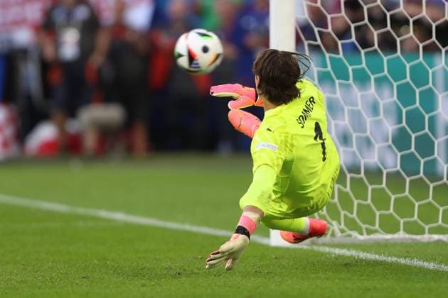 Goalkeeper Yann Sommer Switzerland cannot hold the penalty kick, UEFA EURO 2024 Quarter final, England vs Switzerland, Arena Dusseldorf on July 06, 2024 in Dusseldorf, Germany Photo by Oliver Kaelke DeFodi Images Goalkeeper Yann Sommer Switzerland can t clear the penalty kick, UEFA EURO 2024 Quarter final, England vs Switzerland, Arena Dusseldorf on July 6, 2024 in Dusseldorf, Germany Photo by Oliver Kaelke DeFodi Images Defodi 678 2024 07 06 OK ENGSUI 3260 Defodi-678