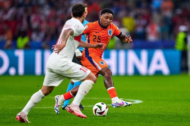 Hakan Calhanoglu Turkey, 10 , Steven Bergwijn Netherlands, 25 , GER, UEFA Euro 2024, Football Men, UEFA European Championship 2024, Quarter finals, Netherlands vs Turkey, Netherlands vs Tuerkiye, 06 07 2024 GER, UEFA Euro 2024, Football Men, UEFA European Championship 2024, Quarter finals, Quarter finals, Netherlands vs Turkey, Netherlands vs Tuerkiye, 06 07 2024 Berlin Copyright: xEibner-Pressefotox xClaudiusxRauchx EP_CRH