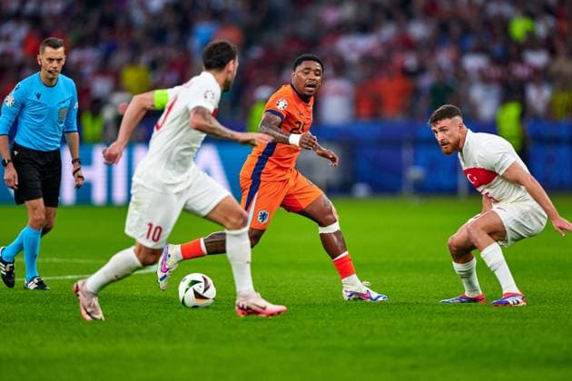 Hakan Calhanoglu Turkey, 10 , Steven Bergwijn Netherlands, 25 , Salih Oezcan Turkey, 15 , GER, UEFA Euro 2024, Football Men, UEFA European Championship 2024, Quarter finals, Quarter finals, Netherlands vs Turkey, Netherlands vs Tuerkiye, 06 07 2024 GER, UEFA Euro 2024, Football Men, UEFA European Championship 2024, Quarter finals, Quarter finals, Netherlands vs Turkey, Netherlands vs Tuerkiye, 06 07 2024 Berlin Copyright: xEibner-Pressefotox xClaudiusxRauchx EP_CRH