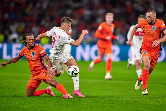 Nathan Ake Netherlands, 05 , Arda Gueler Turkey, 08 , Nathan Ake Netherlands, 05 , GER, UEFA Euro 2024, Football Men, UEFA European Championship 2024, Quarter finals, Quarter finals, Netherlands vs Turkey, Netherlands vs Tuerkiye, 06 07 2024 GER, UEFA Euro 2024, Football Men, UEFA European Championship 2024, Quarter finals, Quarter finals, Netherlands vs Turkey, Netherlands vs Tuerkiye, 06 07 2024 Berlin Copyright: xEibner-Pressefotox xClaudiusxRauchx EP_CRH