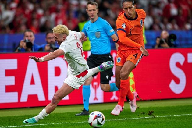 Baris Alper Yilmaz Turkey, 21 , Virgil van Dijk Netherlands, 04 , GER, UEFA Euro 2024, mens football, UEFA European Championship 2024, quarter-finals, quarter-finals, Netherlands vs Turkey, Netherlands vs Tuerkiye, 06 07 2024 GER, UEFA Euro 2024, mens football, UEFA European Championship 2024, quarter-finals, quarter-finals, Netherlands vs Turkey, Netherlands vs Tuerkiye, 06 07 2024 Berlin Copyright: xEibner-Pressefotox xClaudiusxRauchx EP_CRH