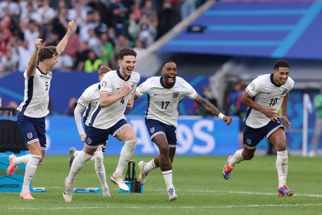 Dusseldorf, Germany, 6th July 2024. John Stones, Declan Rice, Ivan Toney, Cole Palmer and Jude Bellingham of England celebrate as Trent Alexander-Arnold scores the decisive penalty in the shoot out during the UEFA European Championships quarter final match at Dusseldorf Arena, Dusseldorf. Picture credit should read: Jonathan Moscrop Sportimage EDITORIAL USE ONLY. No use with unauthorised audio, video, data, fixture lists, club league logos or live services. Online in-match use limited to 120 images, no video emulation. No use in betting, games or single club league player publications. SPI-3220-0034