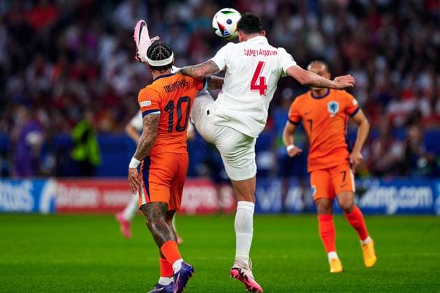 Memphis Depay Netherlands, 10 , Samet Akaydin Turkey, 04 , GER, UEFA Euro 2024, mens football, UEFA EURO 2024, quarter-finals, quarter-finals, Netherlands vs Turkey, Netherlands vs Tuerkiye, 06 07 2024 GER, UEFA Euro 2024, mens football, UEFA EURO 2024, quarter-finals, quarter-finals, Netherlands vs Turkey, Netherlands vs Tuerkiye, 06 07 2024 Berlin Copyright: xEibner-Pressefotox xClaudiusxRauchx EP_CRH