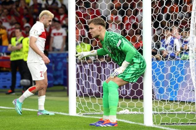 DEU, FIFA, EM 2024, NED vs TUR, 06 07 2024, Berliner Olympiastadion, Berlin, DEU, FIFA, EM 2024, NED vs TUR, in the picture Bart Verbruggen NED 1 , Baris Alper Yilmaz TUR 21 Photo Juergen Engler nordphoto GmbH nordphotoxGmbHx xEngler nph00076