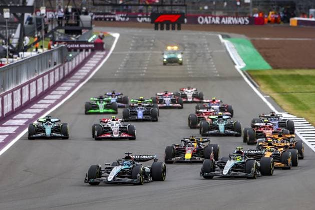 63 RUSSELL George (gbr), Mercedes AMG F1 Team W15, 44 HAMILTON Lewis (gbr), Mercedes AMG F1 Team W15, 04 NORRIS Lando (gbr), McLaren F1 Team MCL38, action, start of the race, depart, during the Formula 1 Qatar Airways British Grand Prix 2024, 12th round of the 2024 Formula One World Championship, WM, Weltmeisterschaft from July 5 to 7, 2024 on the Silverstone Circuit, in Silverstone, United Kingdom - F1 - BRITISH GRAND PRIX 2024 DPPI Panoramic 240707_R12_GRAN_BRETAGNA_DP_EA014262