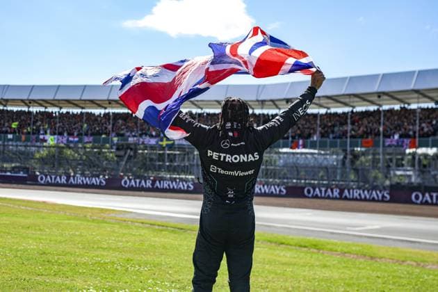 HAMILTON Lewis (gbr), Mercedes AMG F1 Team W15, portrait, celebrate his win with crowd, foule, fans, fan, spectators during the Formula 1 Qatar Airways British Grand Prix 2024, 12th round of the 2024 Formula One World Championship, WM, Weltmeisterschaft from July 5 to 7, 2024 on the Silverstone Circuit, in Silverstone, United Kingdom - F1 - BRITISH GRAND PRIX 2024 DPPI Panoramic 240707_R12_GRAN_BRETAGNA_DP_FGOO0267