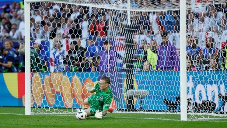 06 07 2024, Football, Euro 2024, Quarterfinals, England Switzerland, GER, Duesseldorf, Arena, picture from left goalkeeper, Goalkeeper Jordan Pickford England, 1 parries the penalty kick, penalty kick, penalty, penalty kick, penalty kick by Manuel Akanji Switzerland, 5 Copyright: HMBxMedia xHeikoxBecker