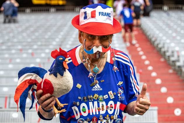 Fan with chicken of France before the match with good mood GER, Spain ESP vs France FRA , European Football Championship, UEFA EURO 2024, semi-final, 09 07 2024 GER, Spain ESP vs France FRA , European Football Championship, UEFA EURO 2024, semi-final, 09 07 2024 Munich Copyright: xEibner-Pressefoto RogerxBuerkex EP