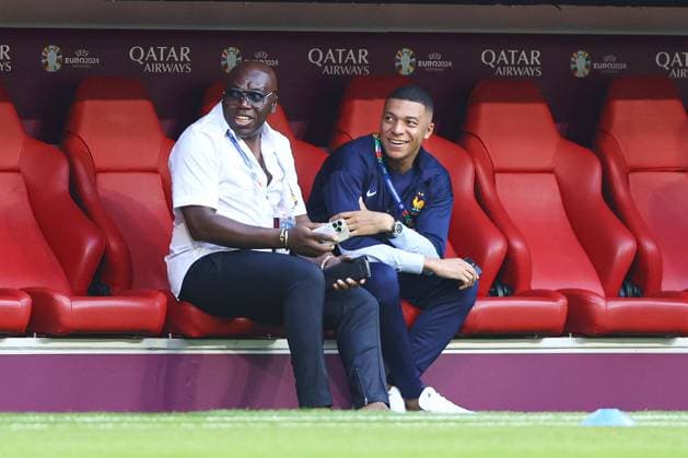 Wilfried Mbappà (L) and Kylian Mbappà of France (R) in the dug out during the arrivals Spain v France, UEFA European Championship, EM, Europameisterschaft 2024, Semi Final, Football, Munich Football Arena, Munich, Germany - 09 Jul 2024 EDITORIAL USE ONLY No use with unauthorised audio, video, data, fixture lists, club league logos or live services. Online in-match use limited to 120 images, no video emulation. No use in betting, games or single club league player publications. Copyright: xKieranxMcManus Shutterstockx 14576874m