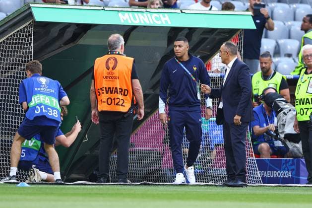 Kylian Mbappà of France arrives on the pitch Spain v France, UEFA European Championship, EM, Europameisterschaft 2024, Semi Final, Football, Munich Football Arena, Munich, Germany - 09 Jul 2024 EDITORIAL USE ONLY No use with unauthorised audio, video, data, fixture lists, club league logos or live services. Online in-match use limited to 120 images, no video emulation. No use in betting, games or single club league player publications. Copyright: xKieranxMcManus Shutterstockx 14576874l